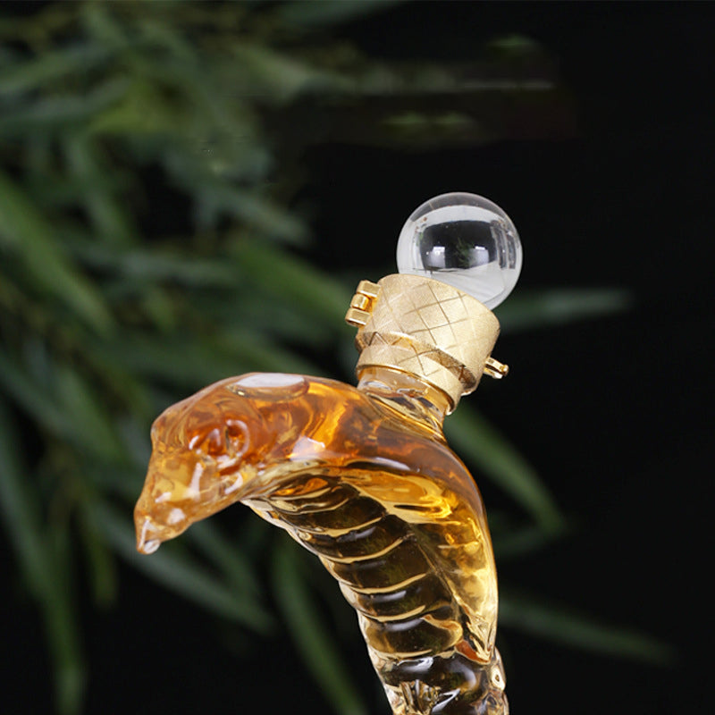 Hand Blown Snake Shaped Glass Decanter, Unique Serpent Liquor Bottle with Stopper, Decorative Whiskey Brandy Vodka Dispenser for Home Bar Decor & Gift